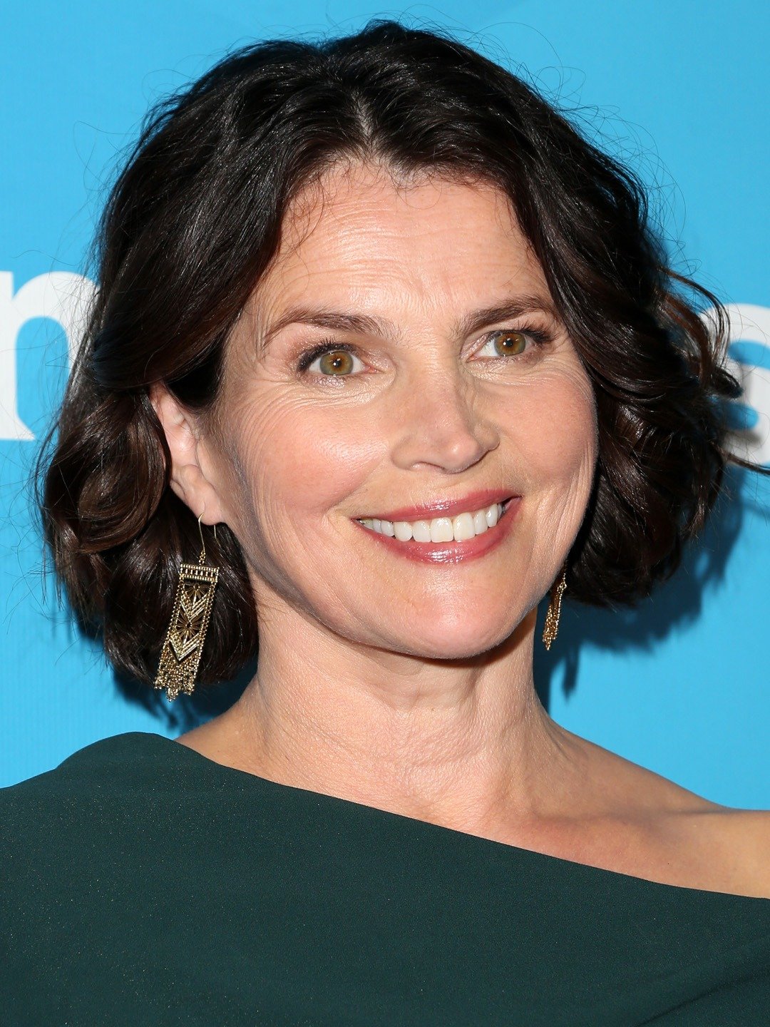 How tall is Julia Ormond?